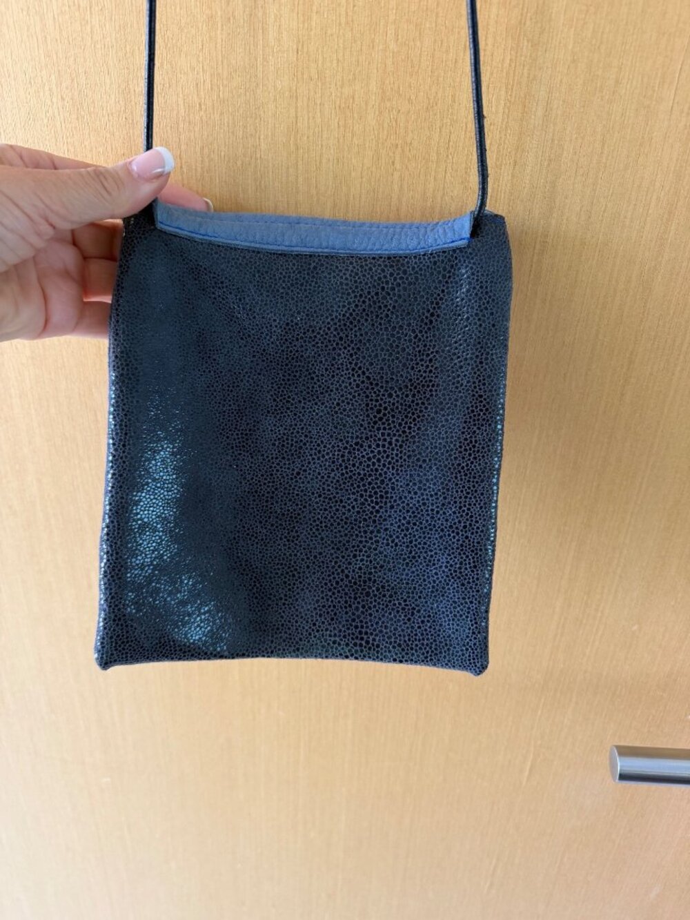 Handcrafted Two Toned Stingray Leather Artisanal Crossbody Bag Blue Casual - Picture 13 of 13